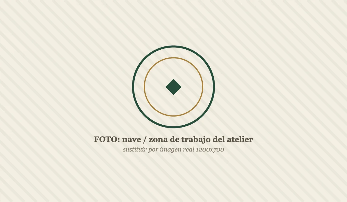 Zona de trabajo del atelier de Detailing Clásicos con un automóvil clásico bajo luz de inspección